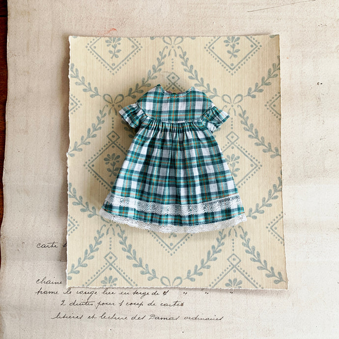 Round yoke dress for Blythe with flutter sleeves - Vintage check