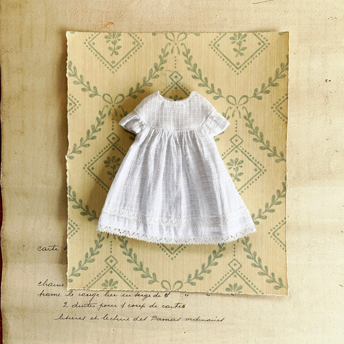 Round yoke dress for Blythe with flutter sleeves - White